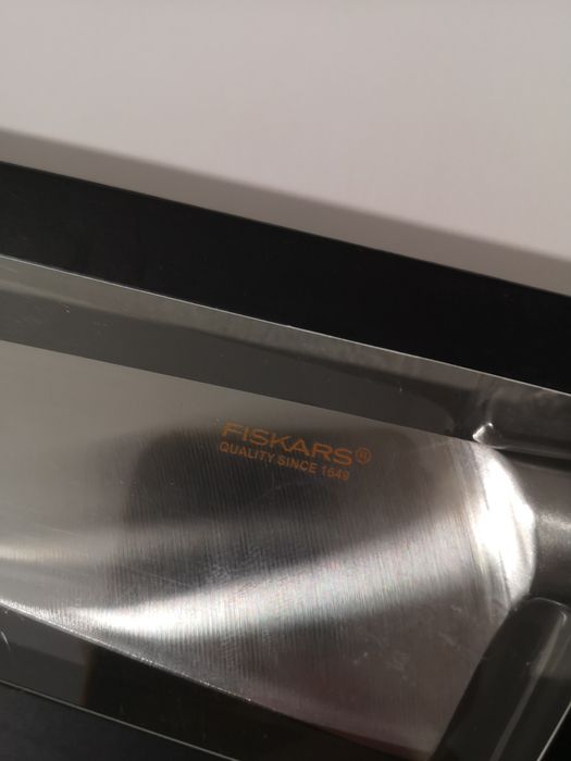 NOWY Nóż Fiskars santoku typu azjatyckiego