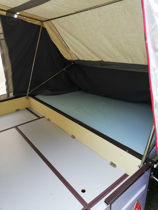 Auto tenda com cozinha há parte