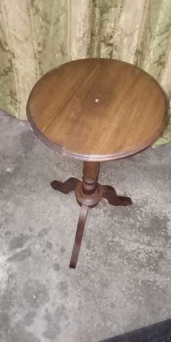Mesa redonda e mesa de três pés