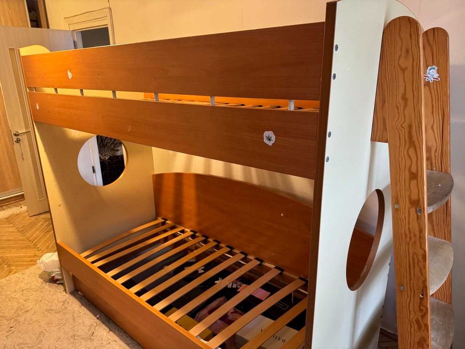 Дитяче двоповерхове ліжечко