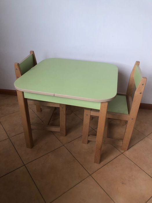 Столик дитячий зеленого кольору і два стільчика до нього