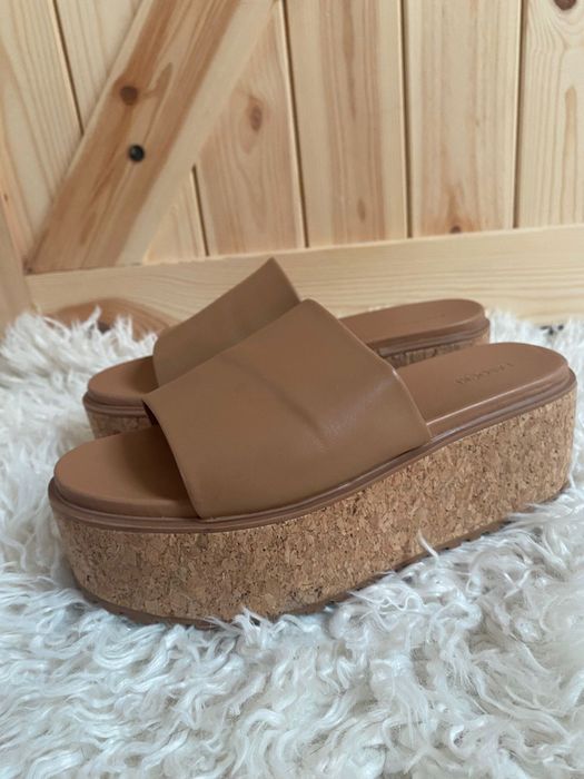 Klapki Lasocki na platformie