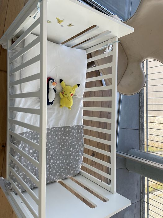 Cama de grades de bebé