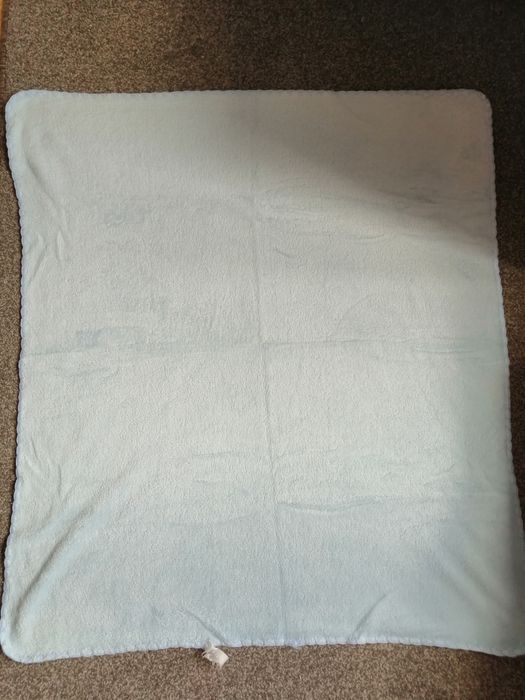 Błękitny cienki kocyk niemowlęcy