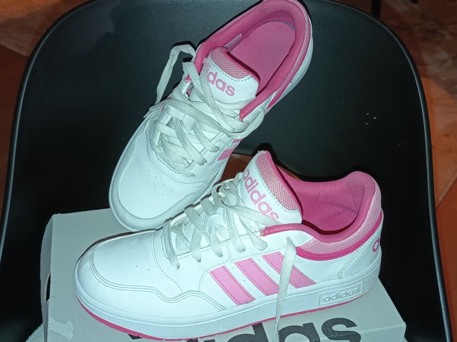 Sapatilhas adidas brancas e rosa