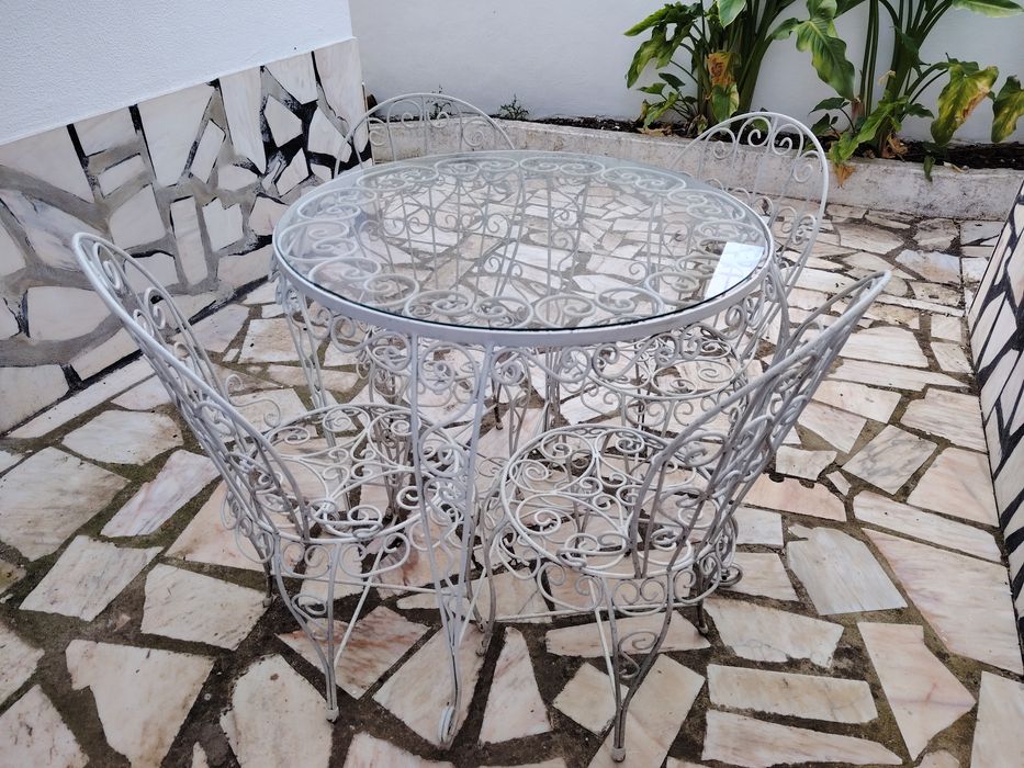 Conjunto de Mesa em Ferro Forjado e 4 Cadeiras