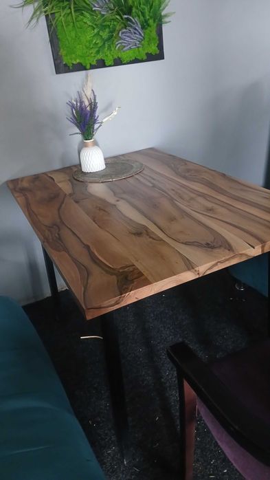 Дивани та столи у кафе