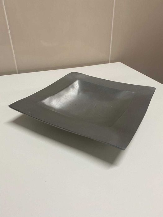 Belíssimo prato decorativo em estanho