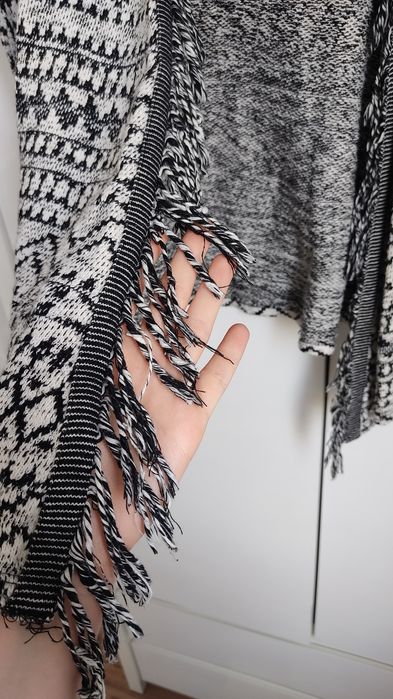 Kremowo czarny wzorzysty kardigan sweterek z frędzlami z kapturem Boho