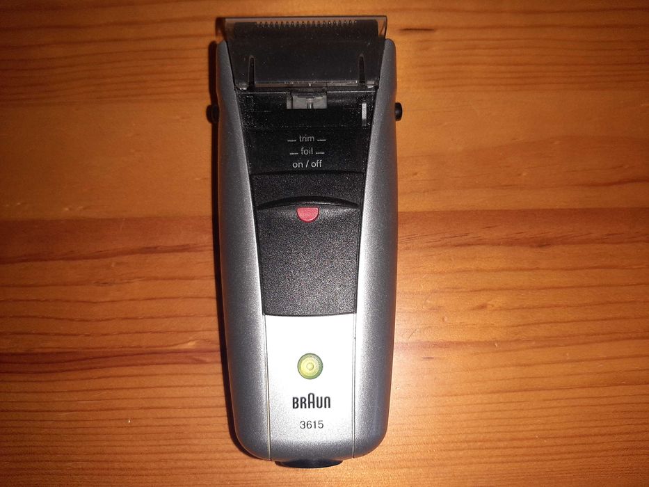 Máquina de barbear Braun com estojo