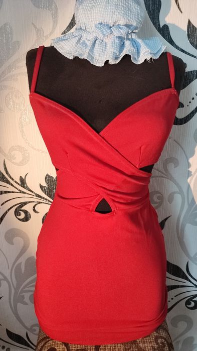 Жіноча червона сукня від PRETTYLITTLETHING