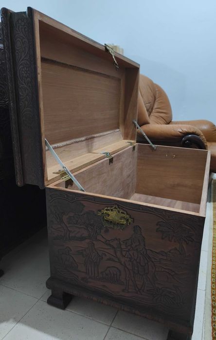 Baú em cânfora esculpido