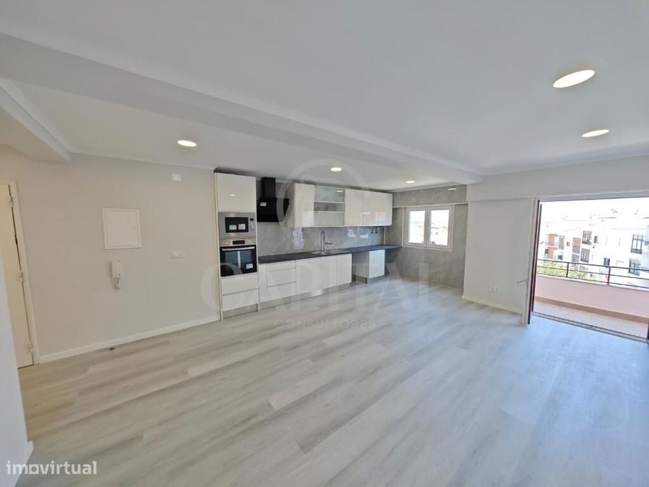 Refurbished T4 Apartment in Amora | 120 m², Balcony, Excellent Location