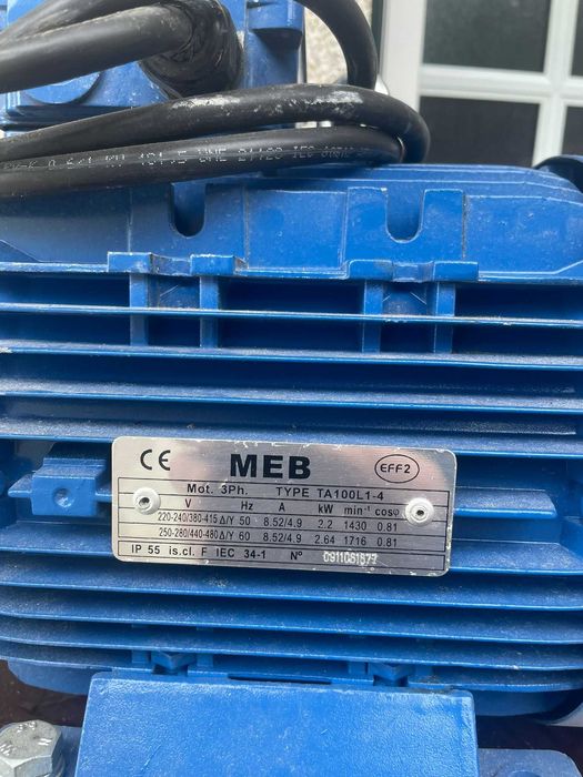 Motor elétrico trifásico