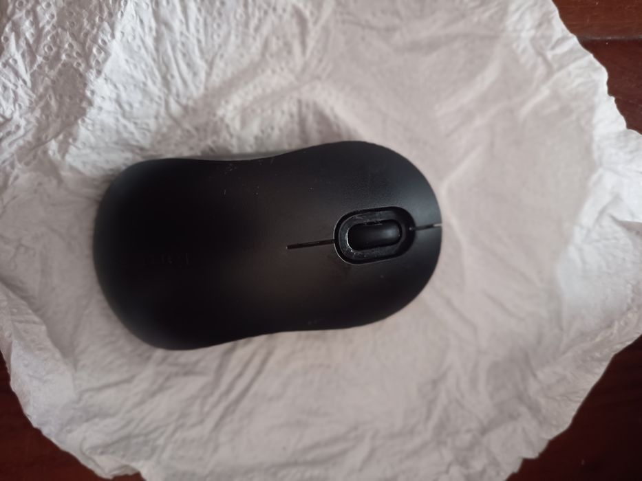Rato sem fios preto a pilhas
