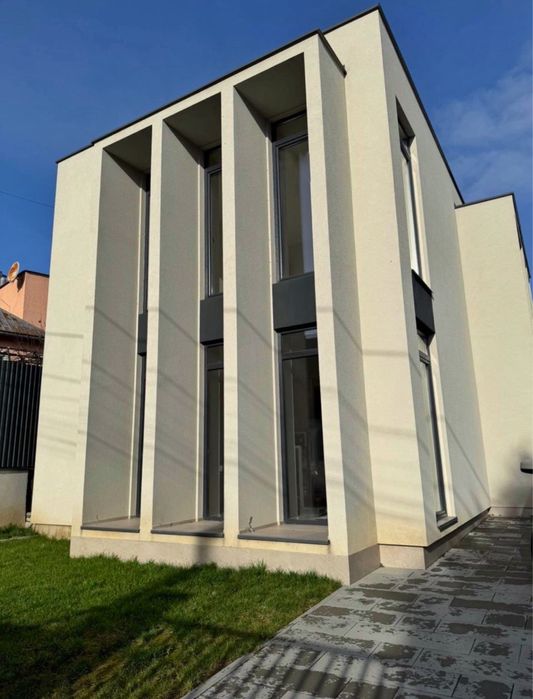 Продається сучасний будинок центр міста