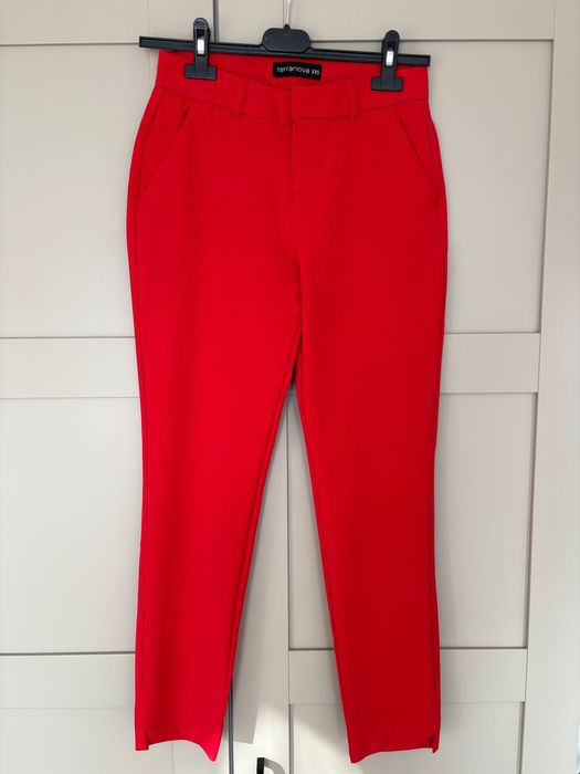 Czerwone cienkie spodnie