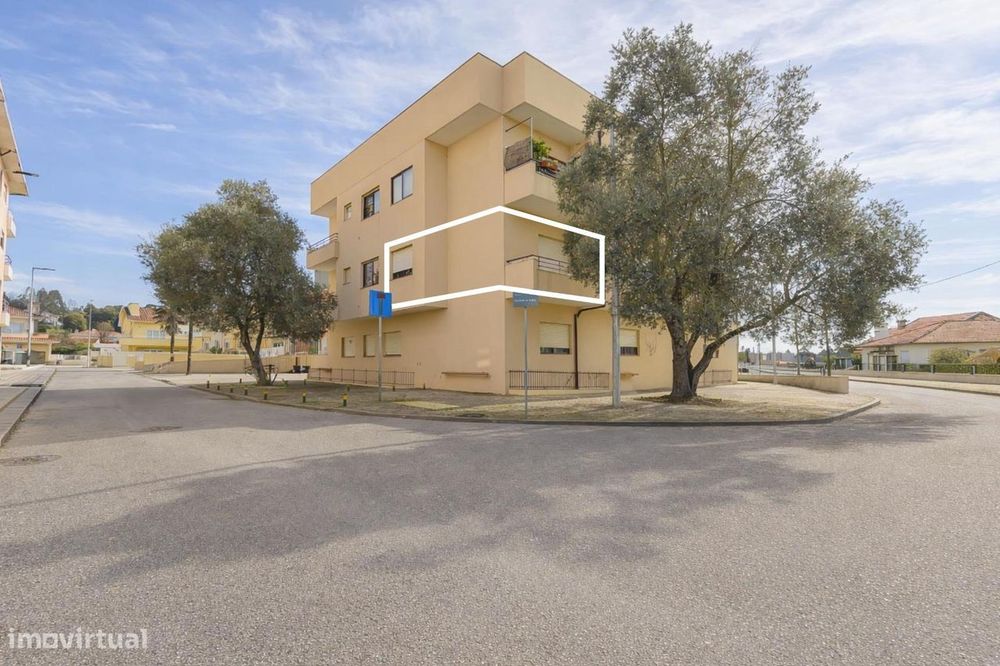 Apartamento T1 com Varanda em Canelas