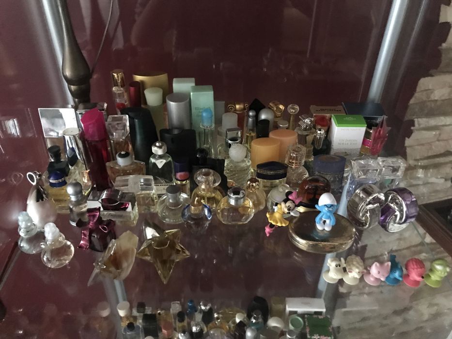 Miniaturas de perfume diferentes, vendidas individualmente.