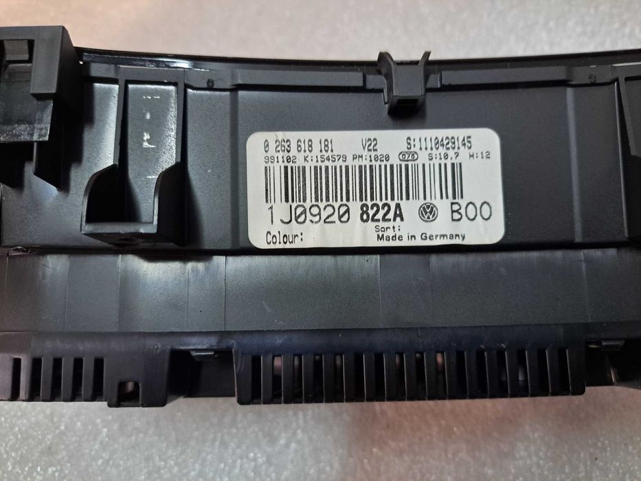 Licznik Volkswagen Bora 2.0 automat -822A