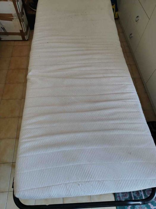 Cama usada em bom estado.