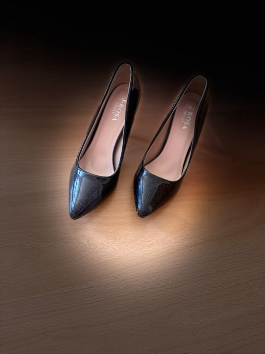 Sapatos de saltos com brilho