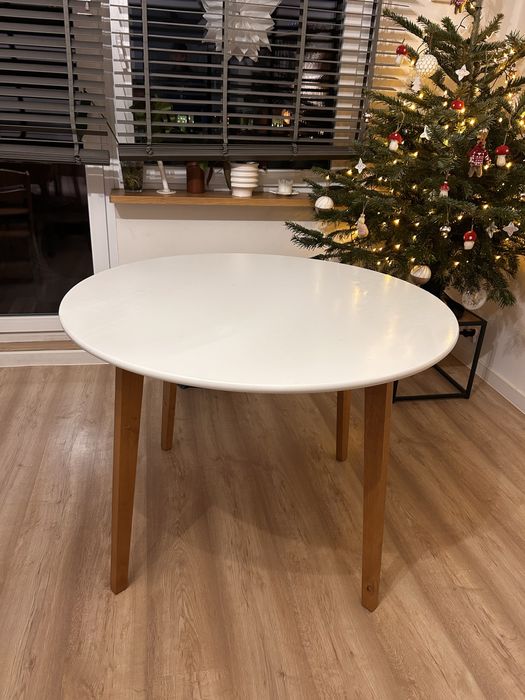 Okragły stół z drewnianymi nogami