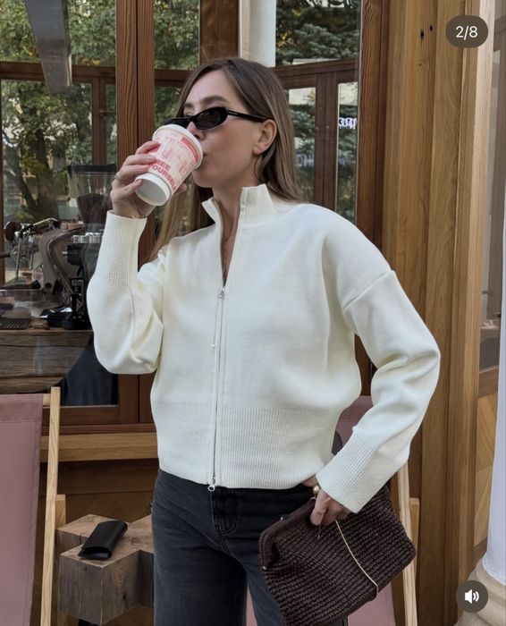 Джемпер (молочного кольору)