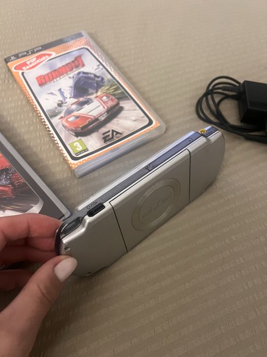 PSP Sony Portable + 2 Jogos