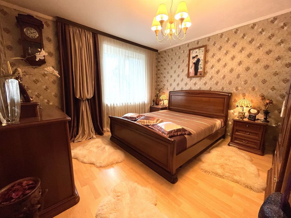 Квартира 3 кімнатна в центрі міста + гараж