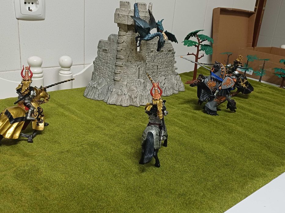 Muralha com 2 dragões  e 4 cavaleiros medievais e árvore