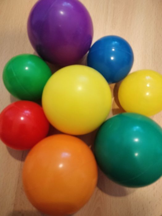 Bolas de piscina grandes e pequenas