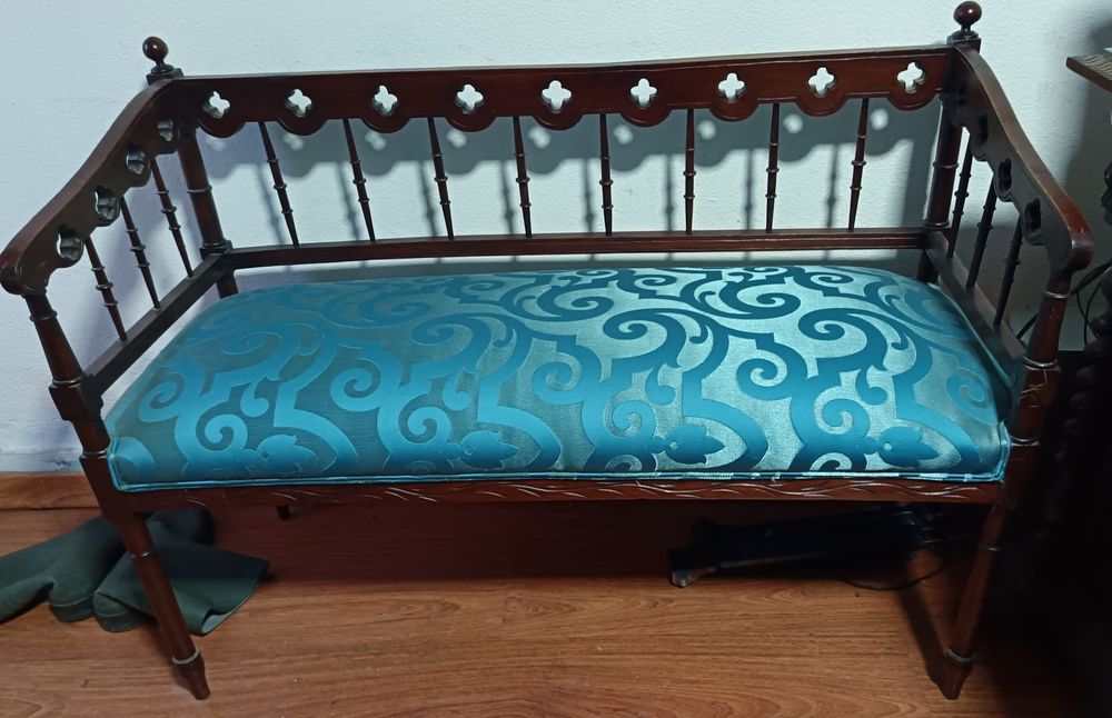 Canapé antigo restaurado de novo