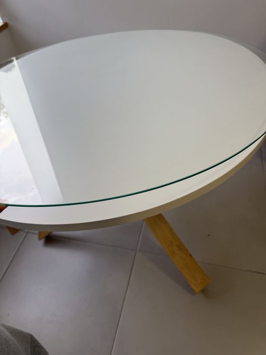 Mesa com pernas cruzadas madeira