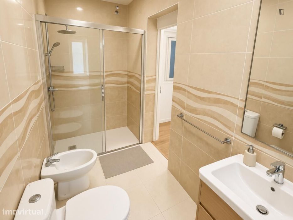 Quarto - localizado em Campolide Lisbon
