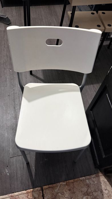 Cadeira branca em ótimo estado
