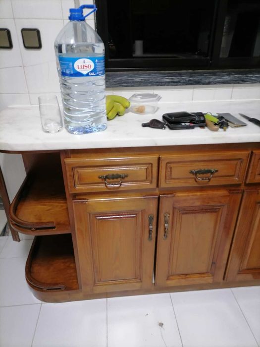 Cozinha completa com móveis e bancada em mármore