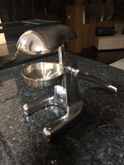 Manual orange squeezer426580408355399684