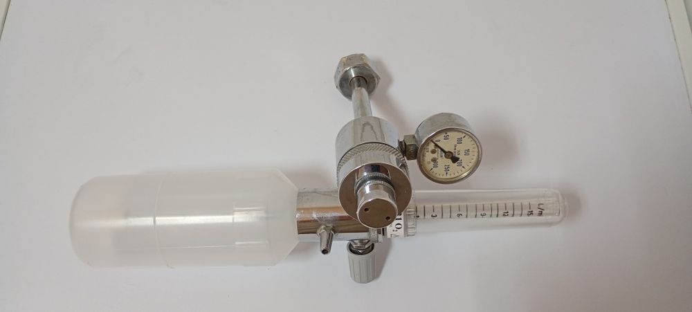 Reduktor tlenowy medyczny z nawilzaczem.