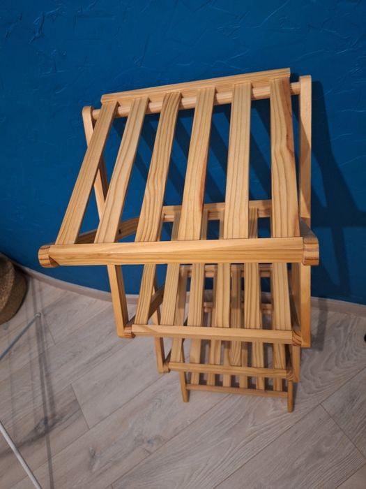 Drewniany regal na książki, gry