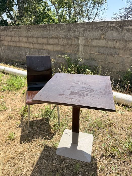 Mesa e cadeiras