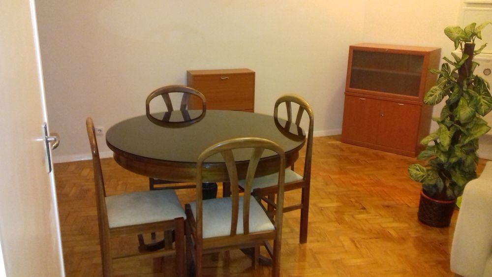 Mesa redonda madeira maciça mogno com 4 cadeiras