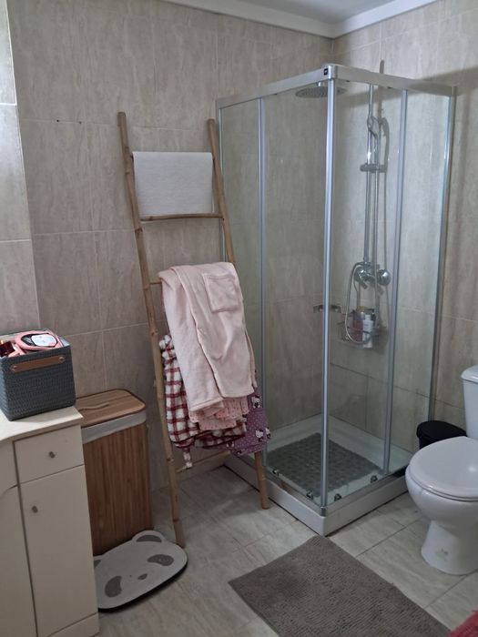 Vendo excelente T2 com garagem e 2 elevadores  em Santa Marinha, em frente ao apeadeiro  de comboio de Coimbrões
