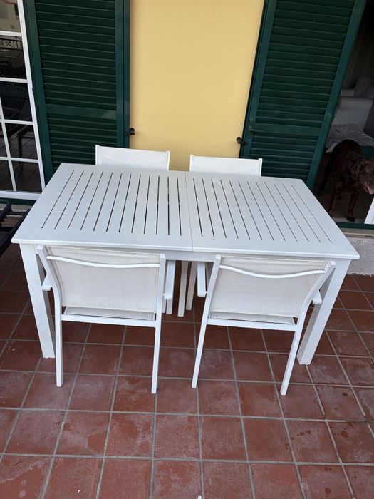 Mesa e 4 cadeiras de jardim
