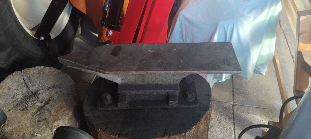 Kowadło na pniu sprzedam