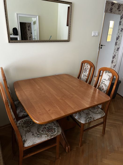 Stół rozkładany z krzesłami