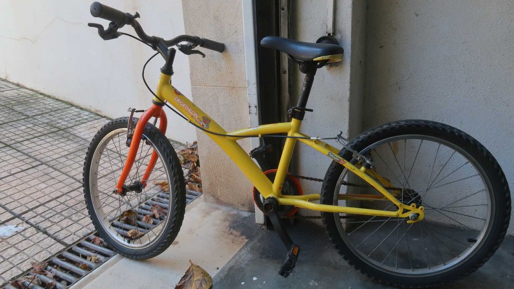 Bicicleta DEcathlon roda 20 - 6 /9 anos