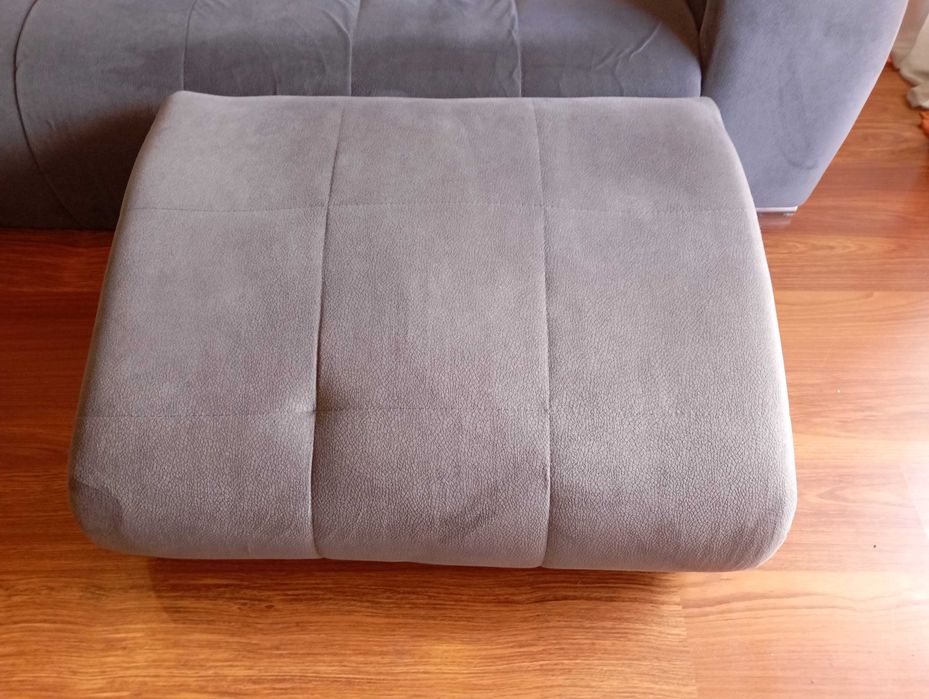 Sofá chaise long 3 lugares com puffs