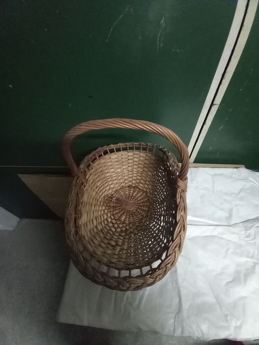 Cesta em vime antiga