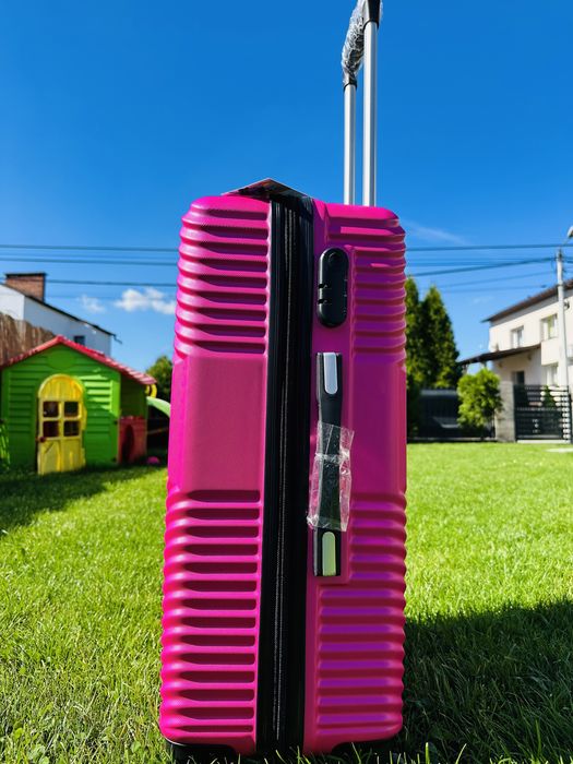 Nowa walizka średnia - bagaż do 23 kg